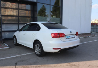 Подержанный автомобиль Volkswagen Jetta Sedan 2012 года (3 фото)