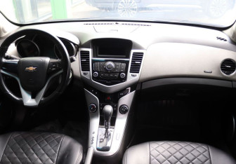 Подержанный автомобиль Chevrolet Cruze Sedan 2011 года (15 фото)