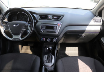 Подержанный автомобиль Kia Rio Hatchback 2016 года (14 фото)