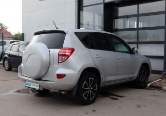 Подержанный автомобиль Toyota RAV4 2011 года (5 фото)