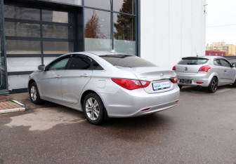 Подержанный автомобиль Hyundai Sonata 2011 года (3 фото)