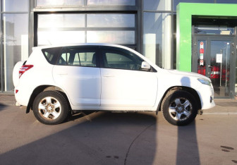 Подержанный автомобиль Toyota RAV4 2012 года (6 фото)
