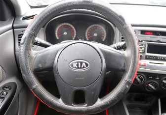 Подержанный автомобиль Kia Rio Hatchback 2010 года (16 фото)
