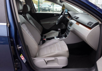 Подержанный автомобиль Volkswagen Passat Wagon 2006 года (12 фото)