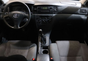Подержанный автомобиль Toyota Corolla Sedan 2004 года (14 фото)