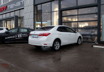 Подержанный автомобиль Toyota Corolla Sedan 2014 года (5 фото)
