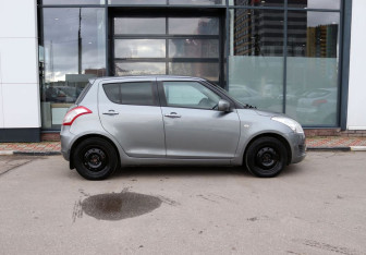 Подержанный автомобиль Suzuki Swift Hatchback 2011 года (6 фото)