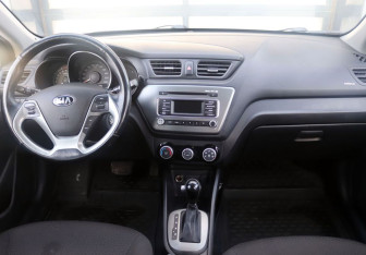 Подержанный автомобиль Kia Rio Hatchback 2016 года (15 фото)