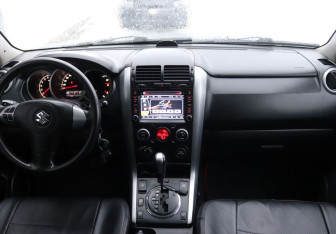 Подержанный автомобиль Suzuki Grand Vitara 2010 года (15 фото)