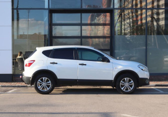 Подержанный автомобиль Nissan Qashqai 2013 года (6 фото)