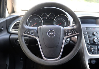 Подержанный автомобиль Opel Astra Hatchback 2011 года (13 фото)