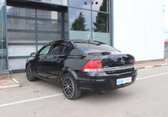 Подержанный автомобиль Opel Astra Sedan 2010 года (3 фото)