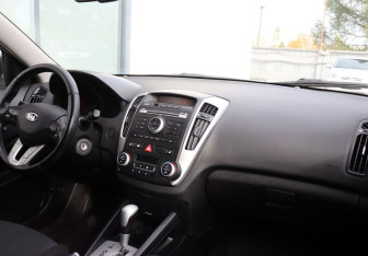 Подержанный автомобиль Kia Ceed Hatchback 2010 года (14 фото)