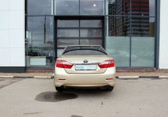 Подержанный автомобиль Toyota Camry Sedan 2013 года (4 фото)