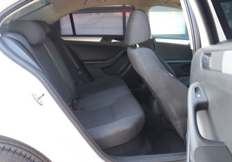 Подержанный автомобиль Volkswagen Jetta Sedan 2012 года (11 фото)