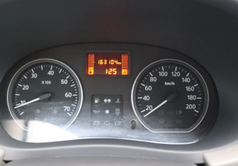 Подержанный автомобиль Renault Sandero 2011 года (16 фото)