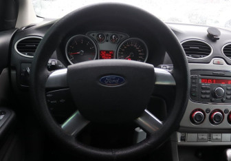 Подержанный автомобиль Ford Focus Hatchback 2011 года (13 фото)