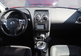 Подержанный автомобиль Nissan Qashqai 2011 года (15 фото)