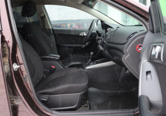 Подержанный автомобиль Kia Cerato Sedan 2010 года (12 фото)