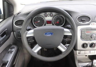 Подержанный автомобиль Ford Focus Sedan 2011 года (15 фото)