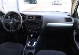 Подержанный автомобиль Volkswagen Jetta Sedan 2012 года (13 фото)
