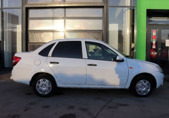Подержанный автомобиль LADA (ВАЗ) Granta Sedan 2013 года (6 фото)