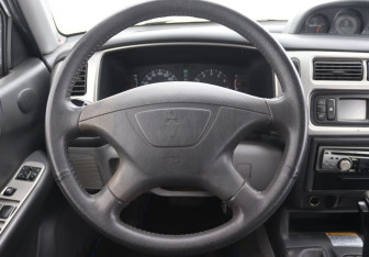 Подержанный автомобиль Mitsubishi Pajero Sport 2006 года (15 фото)