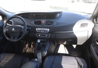 Подержанный автомобиль Renault Scenic 2009 года (14 фото)