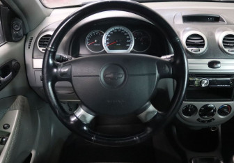 Подержанный автомобиль Chevrolet Lacetti Hatchback 2011 года (16 фото)