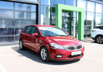 Подержанный автомобиль Kia Ceed Hatchback 2012 года (2 фото)
