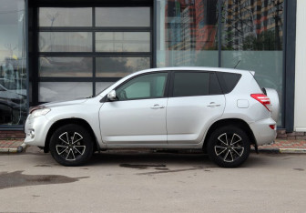 Подержанный автомобиль Toyota RAV4 2011 года (6 фото)