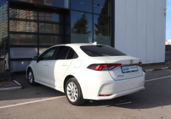 Подержанный автомобиль Toyota Corolla Sedan 2019 года (3 фото)