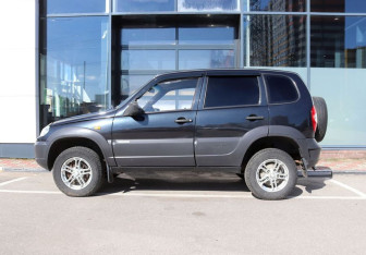 Подержанный автомобиль Chevrolet Niva 2011 года (2 фото)