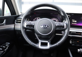 Подержанный автомобиль Kia K5 2021 года (16 фото)