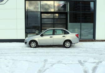 Подержанный автомобиль LADA (ВАЗ) Granta Liftback 2017 года (2 фото)