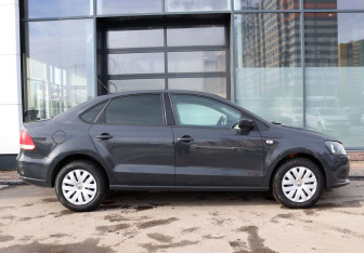 Подержанный автомобиль Volkswagen Polo Sedan 2012 года (8 фото)