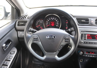 Подержанный автомобиль Kia Rio Sedan 2016 года (15 фото)