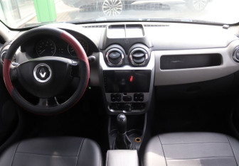Подержанный автомобиль Renault Sandero 2010 года (13 фото)