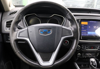 Подержанный автомобиль Geely Emgrand X7 2018 года (14 фото)