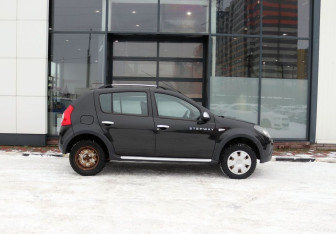 Подержанный автомобиль Renault Sandero 2012 года (6 фото)