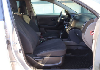 Подержанный автомобиль Hyundai Elantra Sedan 2008 года (12 фото)