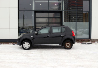 Подержанный автомобиль Renault Sandero 2012 года (2 фото)