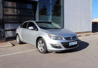Подержанный автомобиль Opel Astra Sedan 2012 года (7 фото)