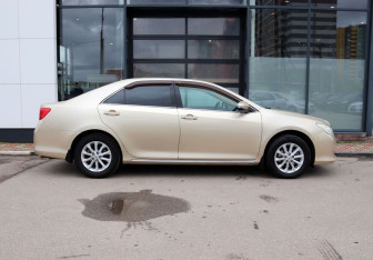 Подержанный автомобиль Toyota Camry Sedan 2013 года (6 фото)