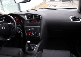 Подержанный автомобиль Citroen C4 Hatchback 2012 года (14 фото)