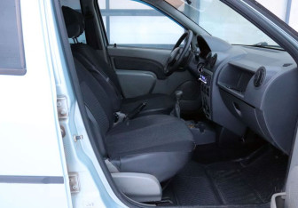 Подержанный автомобиль Renault Logan Sedan 2005 года (13 фото)