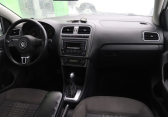 Подержанный автомобиль Volkswagen Polo Sedan 2015 года (13 фото)