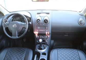 Подержанный автомобиль Nissan Qashqai 2013 года (12 фото)