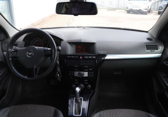 Подержанный автомобиль Opel Astra Sedan 2010 года (14 фото)