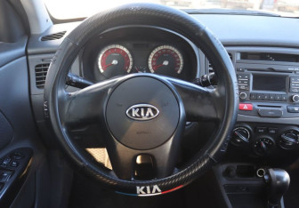 Подержанный автомобиль Kia Rio Sedan 2010 года (12 фото)